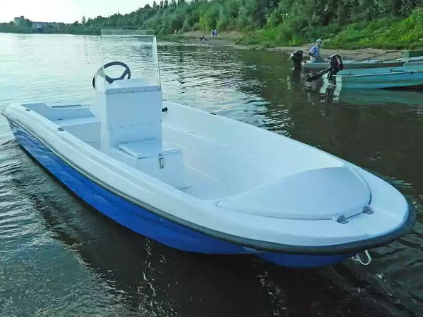 Стеклопластиковая лодка Пингвин с консолью (тримаран) в Грозном