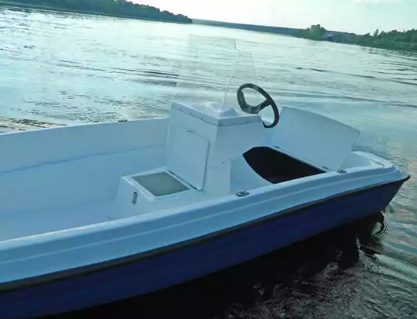Стеклопластиковая лодка Пингвин с консолью (тримаран) в Грозном