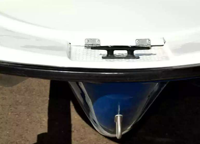 Стеклопластиковая лодка Пингвин с консолью (тримаран) в Грозном