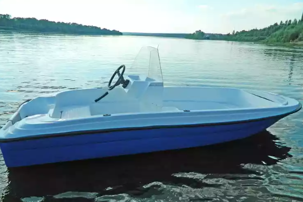 Стеклопластиковая лодка Пингвин с консолью (тримаран) в Грозном