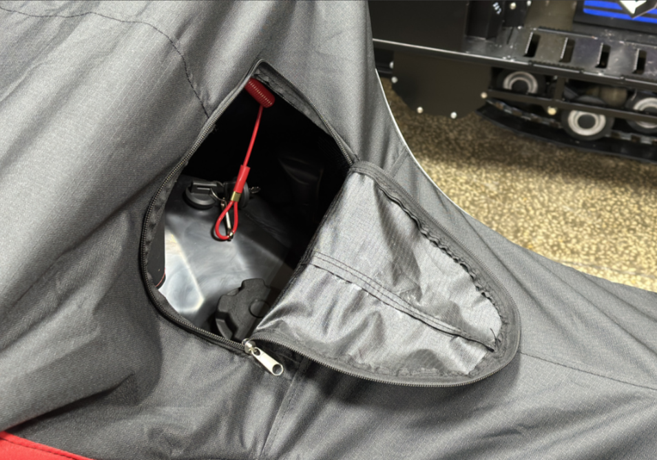 Чехол транспорт. снегохода IKUDZO HUNTER черно-красный Оксфорд ПРЕМИУМ качества с лого IKUDZO в Грозном