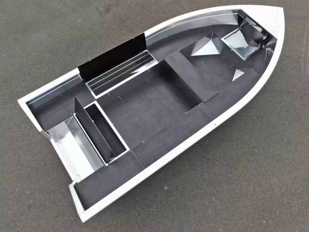 Алюминиевая лодка  Неман-420 в Грозном