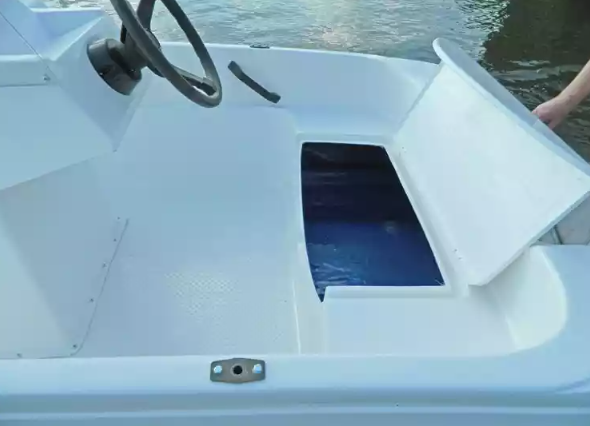 Стеклопластиковая лодка Пингвин с консолью (тримаран) в Грозном