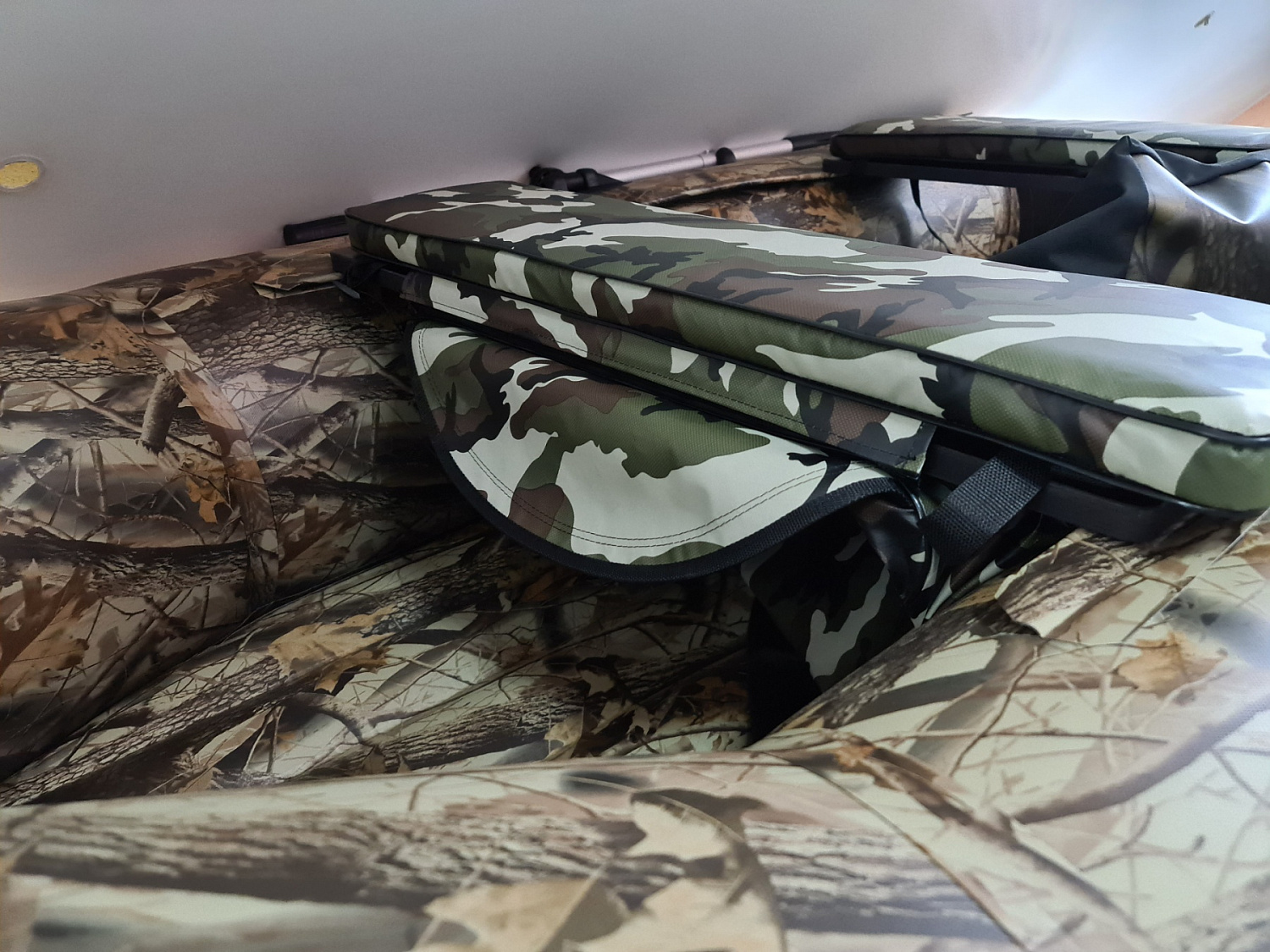 КОМПЛЕКТ МЯГКИХ НАКЛАДОК С СУМКОЙ ДЛЯ ЛОДОК 105Х20 КАМУФЛЯЖ в Грозном